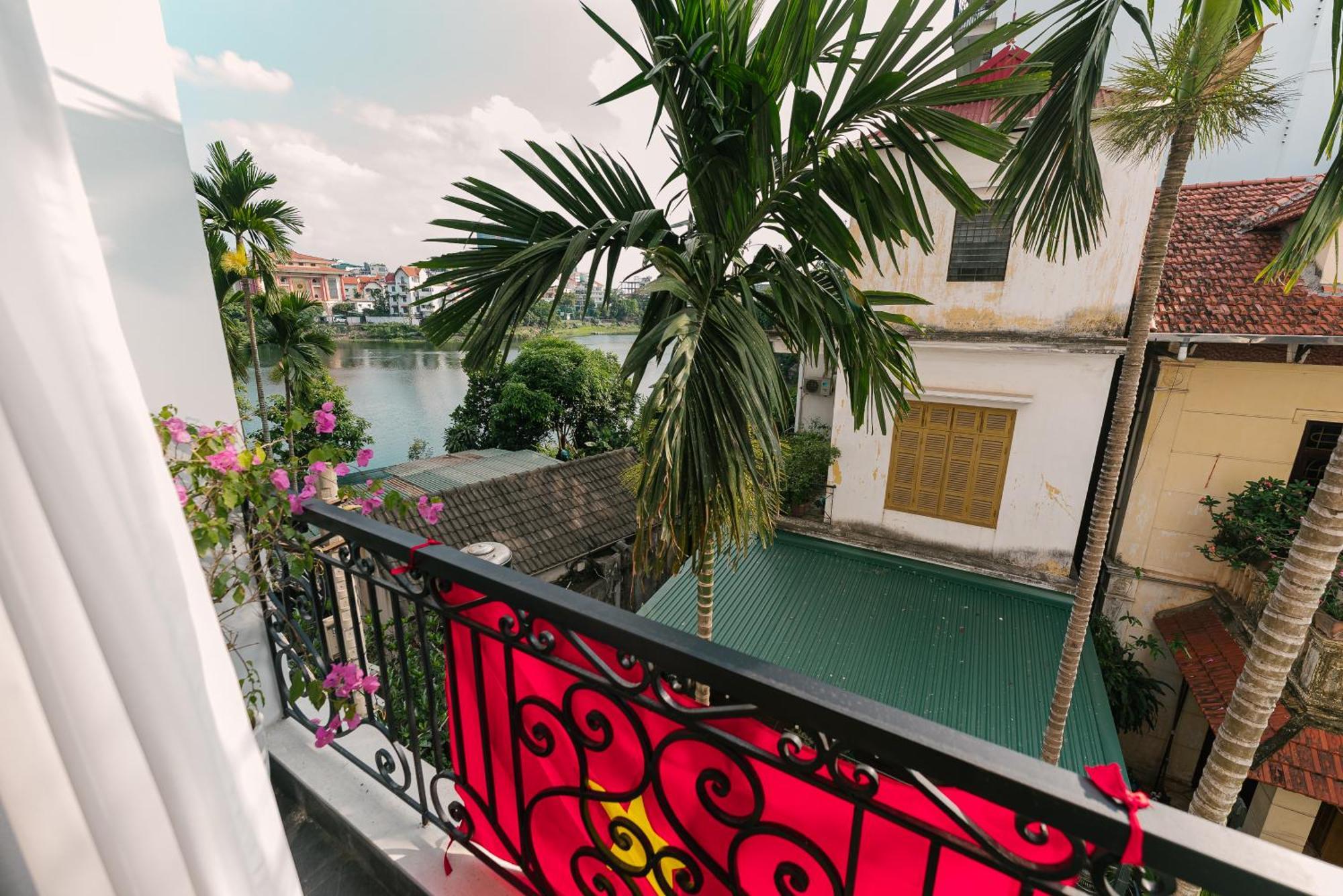 Crescendo Stylist Lakeview * Hanoi