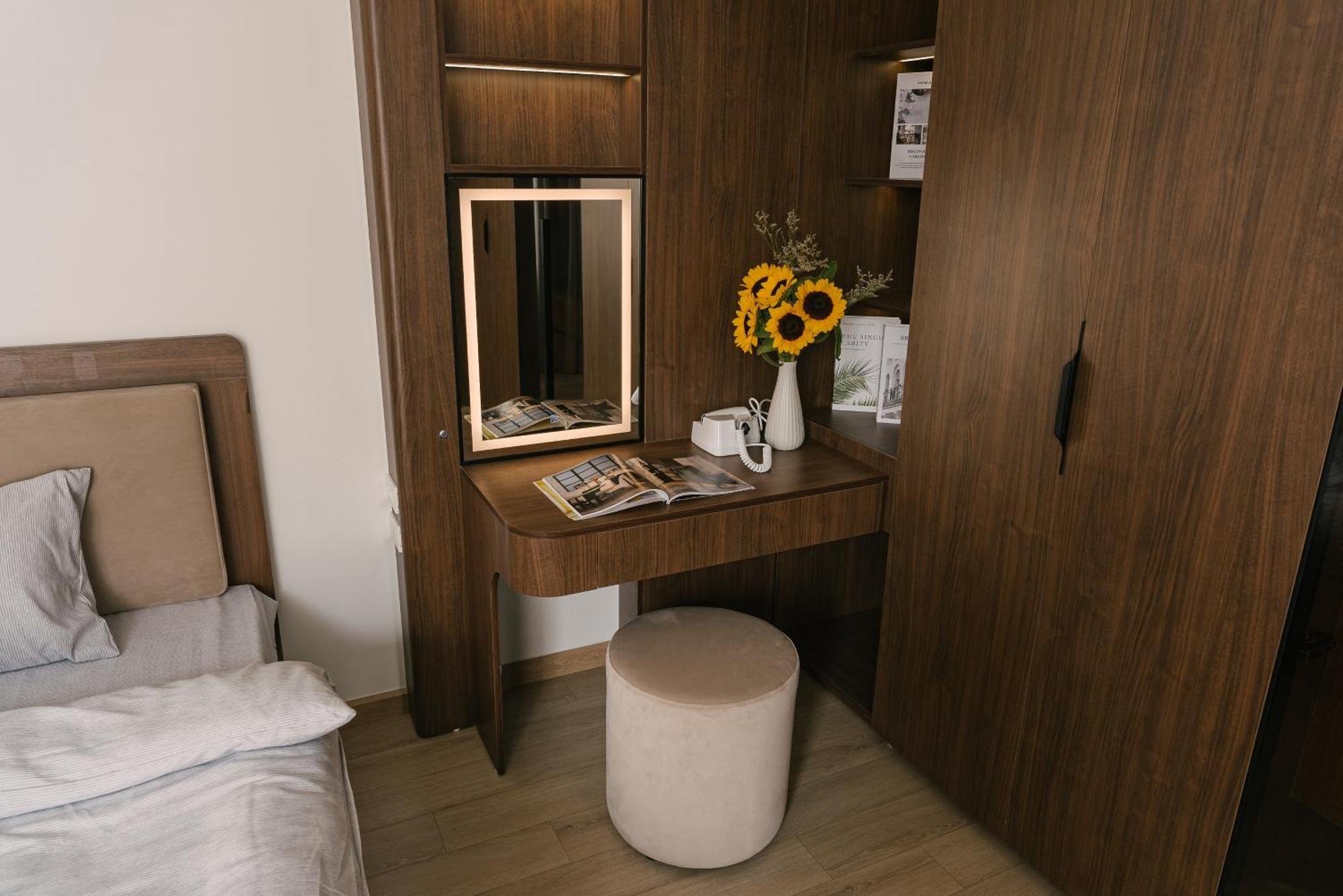 Crescendo Stylist Lakeview * Hanoi