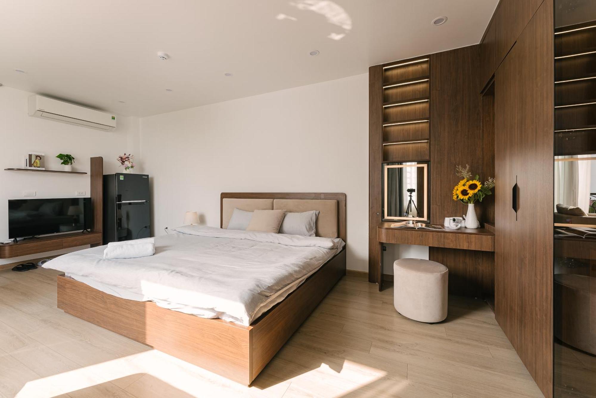Crescendo Stylist Lakeview Apartment Hanoi